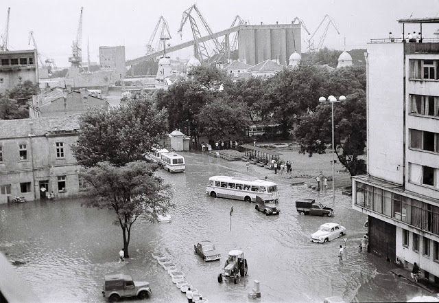 В Бургаско е било страшно и друг път! Така изглеждаше морският град след водното бедствие през 70-те години на миналия век! (СНИМКИ)