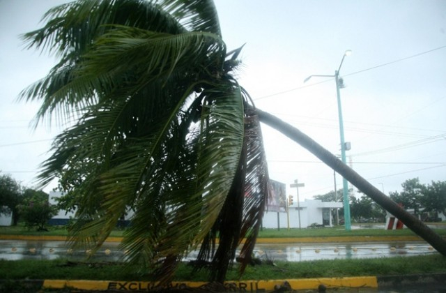 Тропическата буря Селма стигна до Салвадор, циклонът Фелипе приближава Флорида