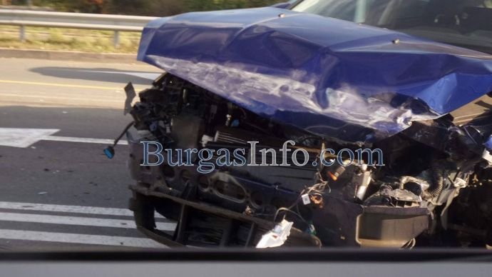 Зверска касапница в Бургас, две коли са смачкани до неузнаваемост (СНИМКИ)