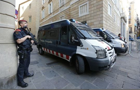 След минути Пучдемон ще проговори от Брюксел, Гражданската гвардия на Испания извършва обиски в Барселона 