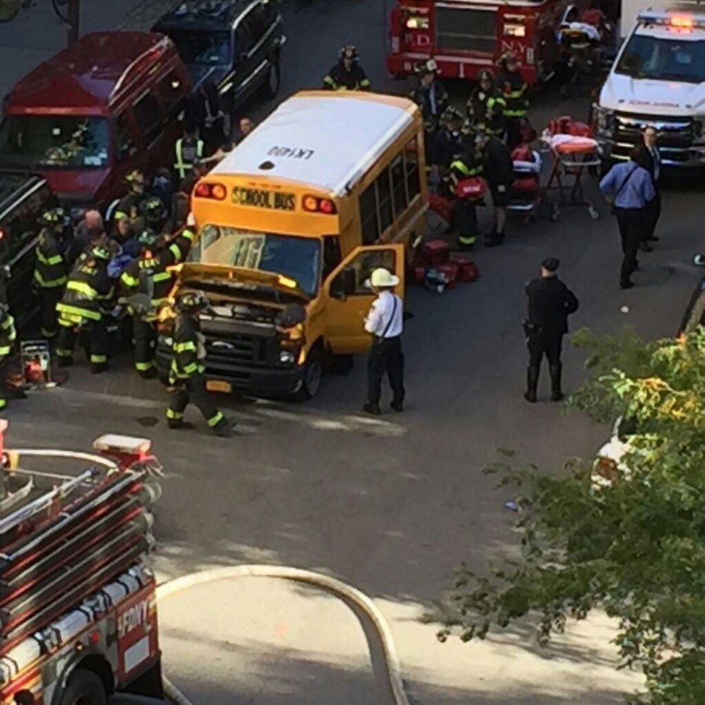 Кошмарът в Ню Йорк е голям! Атентаторът се е врязал с камиона си в училищен автобус (СНИМКИ)