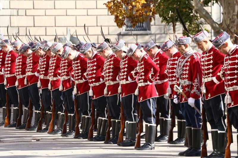 Фоторепортаж в БЛИЦ: Президентът посрещна почетния строй на гвардейците и посочи новите будители 