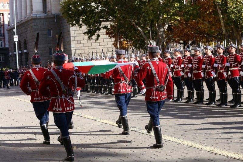 Фоторепортаж в БЛИЦ: Президентът посрещна почетния строй на гвардейците и посочи новите будители 