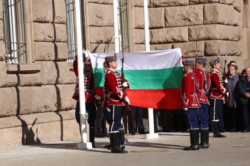 Фоторепортаж в БЛИЦ: Президентът посрещна почетния строй на гвардейците и посочи новите будители 