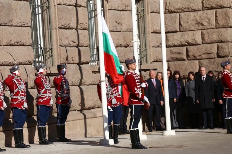 Фоторепортаж в БЛИЦ: Президентът посрещна почетния строй на гвардейците и посочи новите будители 