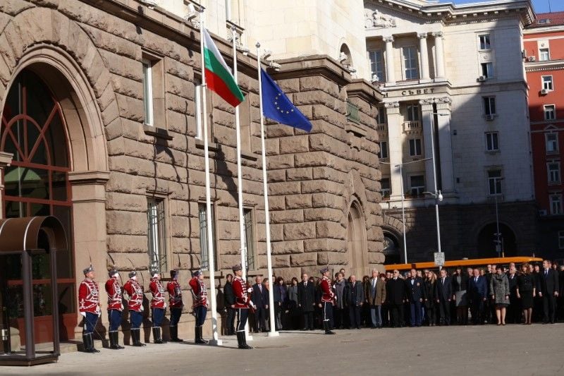 Фоторепортаж в БЛИЦ: Президентът посрещна почетния строй на гвардейците и посочи новите будители 