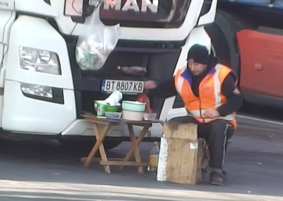 Само в БЛИЦ! Уникално ВИДЕО показва как оцеляват български тираджии при -11 градуса на паркинг в Германия  