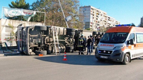Молдовски ТИР не взе завоя и се хвърли на тротоар в Силистра (СНИМКИ)