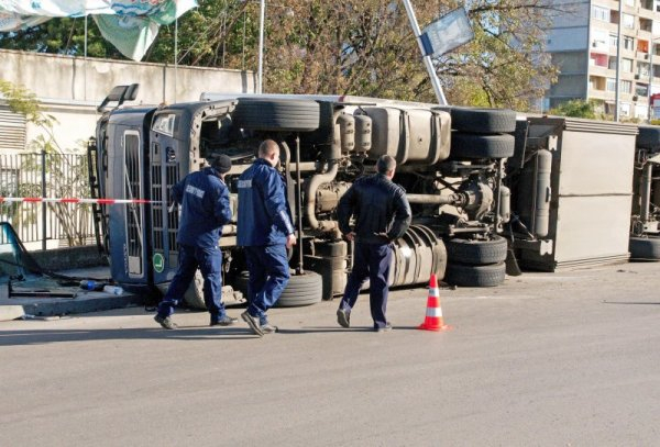 Молдовски ТИР не взе завоя и се хвърли на тротоар в Силистра (СНИМКИ)