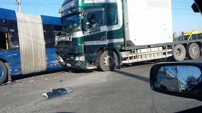 Зрелищна катастрофа! ТИР се натресе в автобус в Бургас (СНИМКИ)