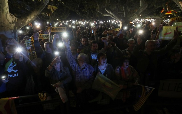 Испания завря! Хиляди поискаха свобода за арестуваните каталонски министри 
