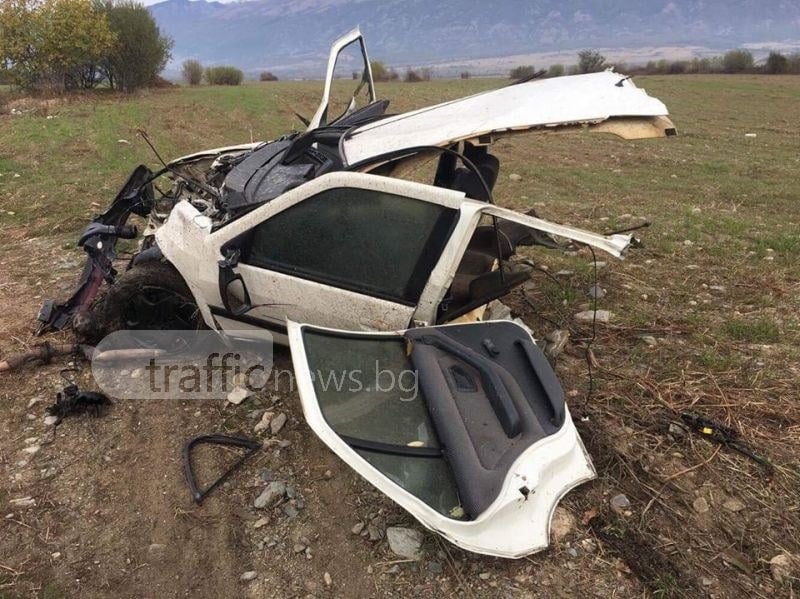 Страшно меле край Карлово: Кола се разцепи на две след бясно шофиране, а водачът ... (ЗРЕЛИЩНИ СНИМКИ)