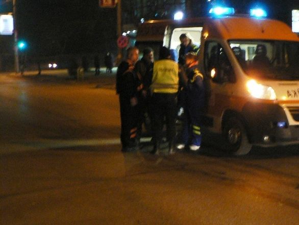 Сигнал до БЛИЦ: Кола помете пешеходец на столичен булевард (ОБНОВЕНА)