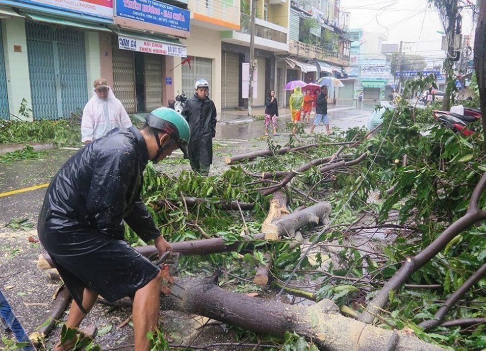 Страшно е! Десетки жертви и адски разрушения след тайфуна Дамрей (СНИМКИ)