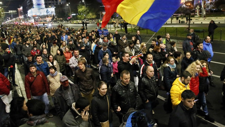 Румъния пак се вдигна на протест! Хиляди излязоха тази вечер по улиците на Букурещ