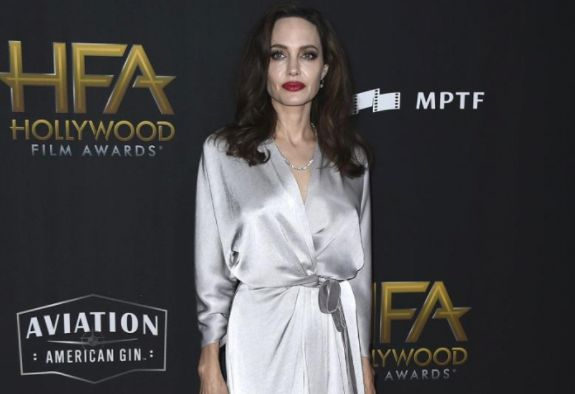 Модни експерти попиляха Анджелина Джоли за нескопосан тоалет на Hollywood Film Awards! (СНИМКИ)