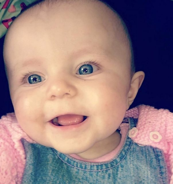 Родители проплакаха: 10-месечната ни дъщеря умира от инфекция, от която ме забраниха да я ваксинирам (СНИМКИ)
