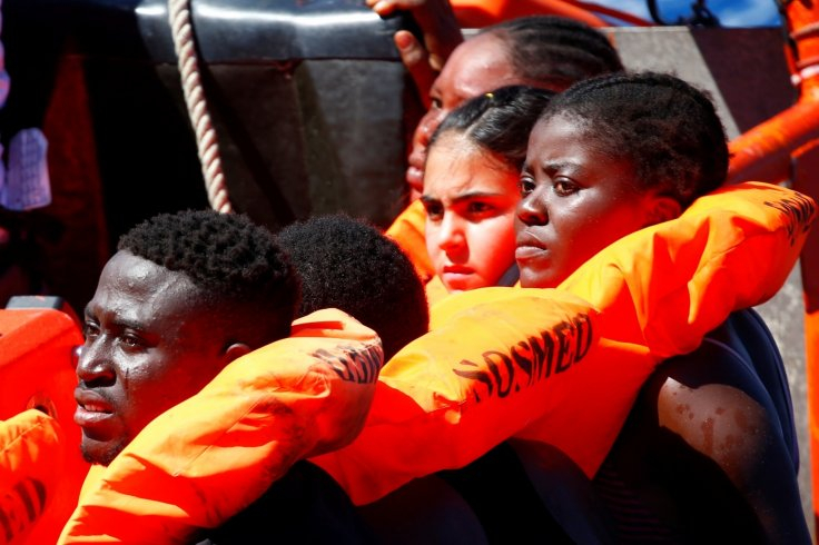 Ужас! Телата на 26 брутално изнасилени от бежанци момичета бяха намерени да се разлагат на италианския бряг (ВИДЕО)