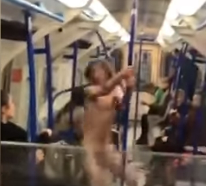 Чисто гол си развя патлака във вихъра на танца в мотриса на метро (ВИДЕО 18+)