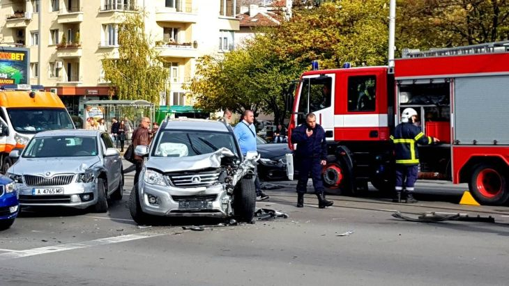 Извънредно и първо в БЛИЦ! Страшно меле на възлово столично кръстовище, хвърчат линейки, режат ламарини, за да вадят ранените (СНИМКИ)