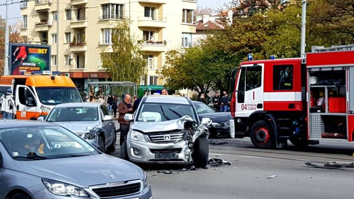 Извънредно и първо в БЛИЦ! Страшно меле на възлово столично кръстовище, хвърчат линейки, режат ламарини, за да вадят ранените (СНИМКИ)