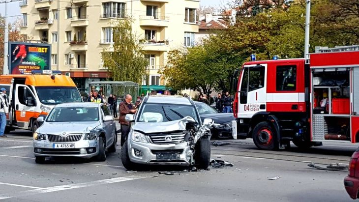 Извънредно и първо в БЛИЦ! Страшно меле на възлово столично кръстовище, хвърчат линейки, режат ламарини, за да вадят ранените (СНИМКИ)