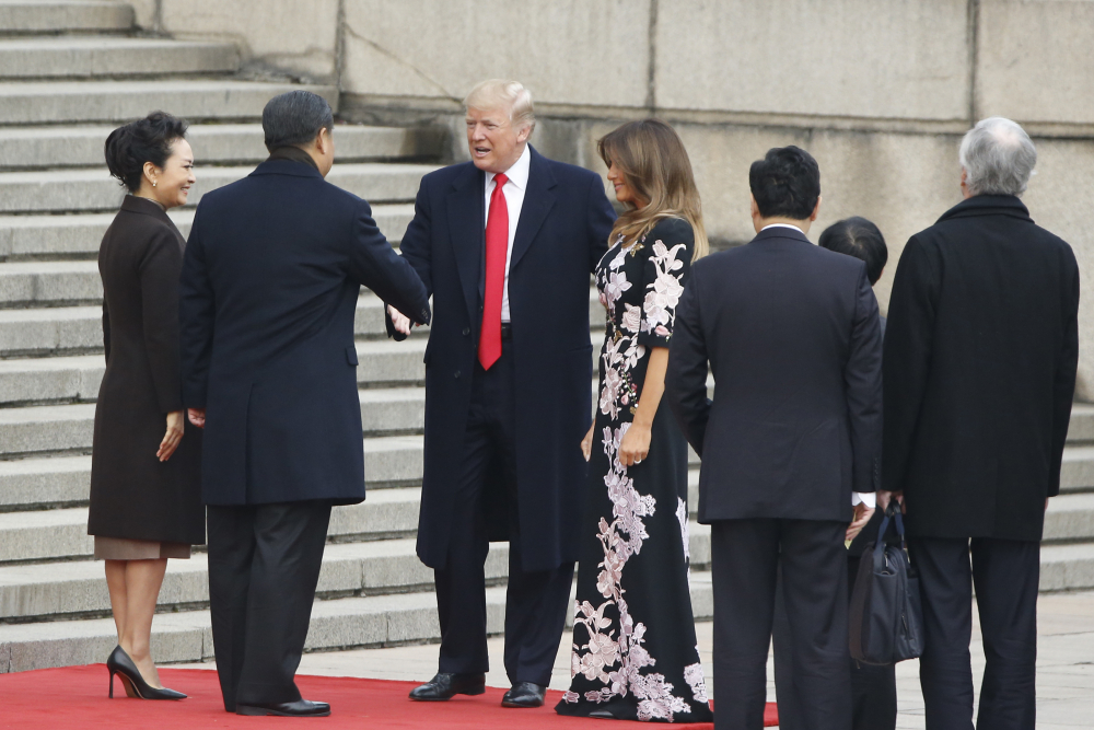Мелания Тръмп събра погледите в Китай с ефектна рокля на Dolce & Gabbana (СНИМКИ)