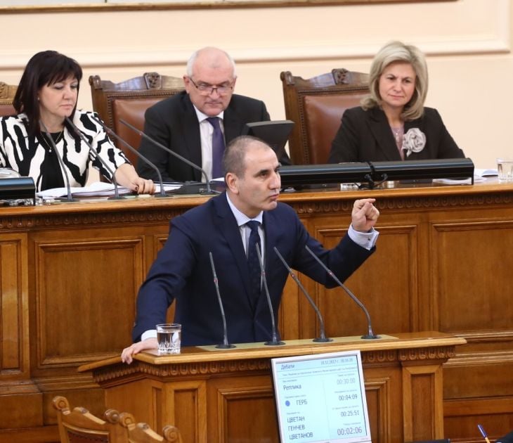 В парламента става страшно! Цветанов и Нинова се изпокараха заради страхливците, „дебилните българи“ и Борисов (СНИМКИ)