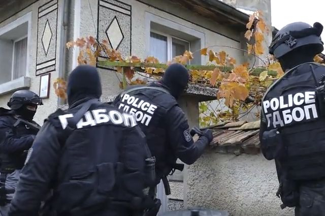Ексклузивни СНИМКИ и ВИДЕО от акцията на ГДБОП в Стражица, след която двама полицаи се озоваха с белезници