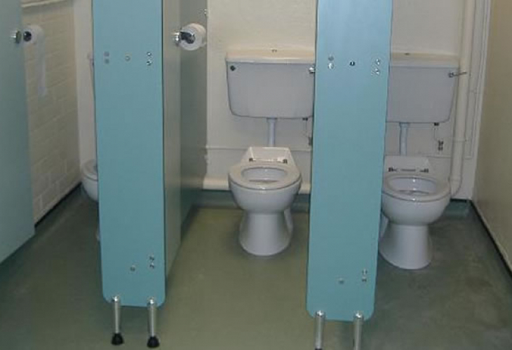 Гнусни подробности за скандалната „находка“, намерена в женската тоалетна на училище в Стара Загора!