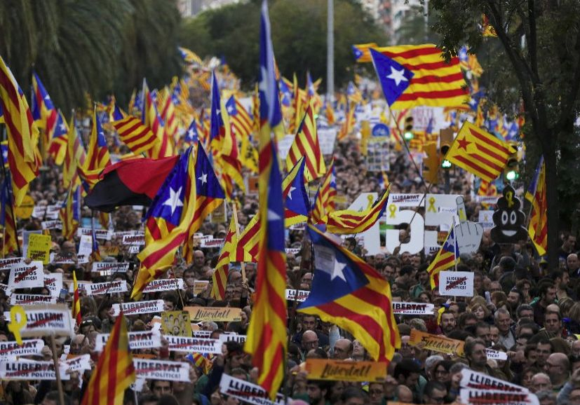 В сърцето на Барселона ври и кипи! Хиляди излязоха на улицата, за да ... (СНИМКИ/НА ЖИВО)