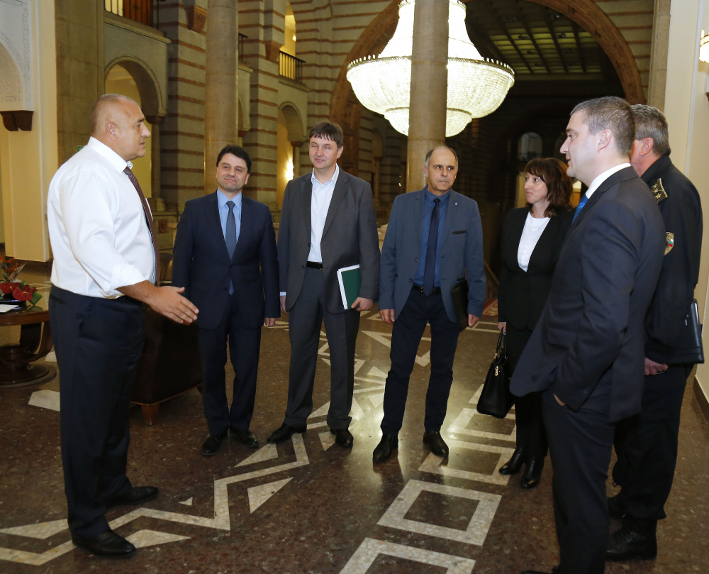 Борисов посрещна кметовете на Чепеларе и Самоков в Министерски съвет и се разбра с тях да... (СНИМКИ)