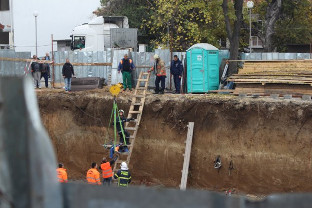 Млад работник полетя в 4-метров изкоп в Пловдив (СНИМКИ)