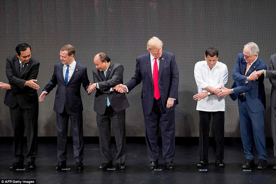 Доза смях! Доналд Тръмп направи истински фурор с това странно азиатско ръкостискане (СНИМКИ)