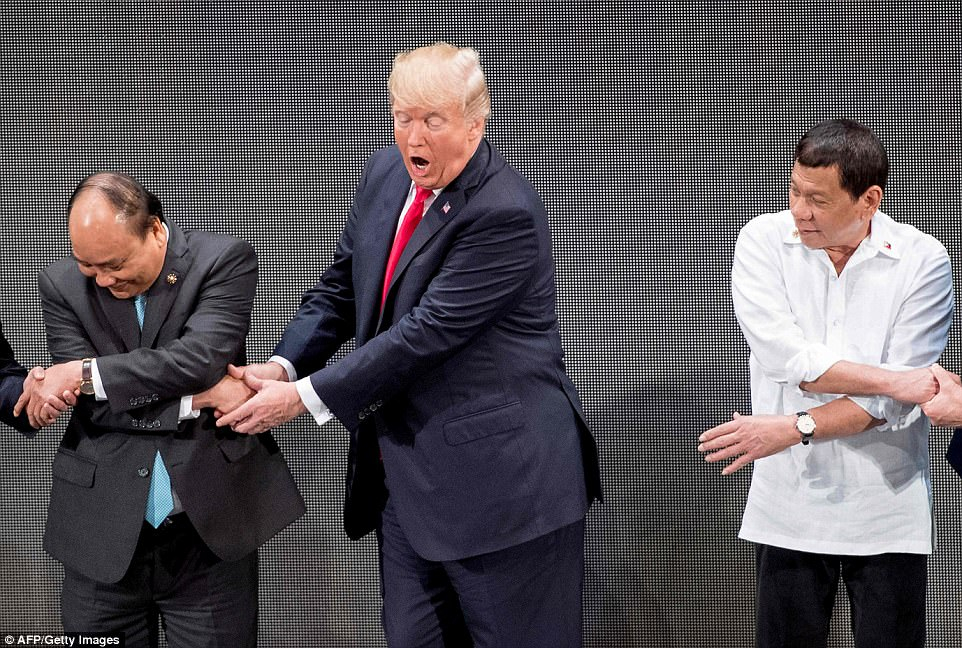 Доза смях! Доналд Тръмп направи истински фурор с това странно азиатско ръкостискане (СНИМКИ)