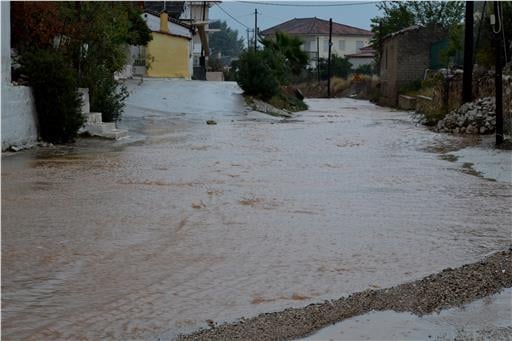 Воден ад в Гърция заради "Евридика", коли се търкалят в морето (СНИМКИ)