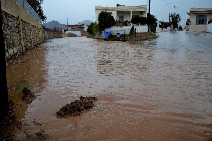 Воден ад в Гърция заради "Евридика", коли се търкалят в морето (СНИМКИ)