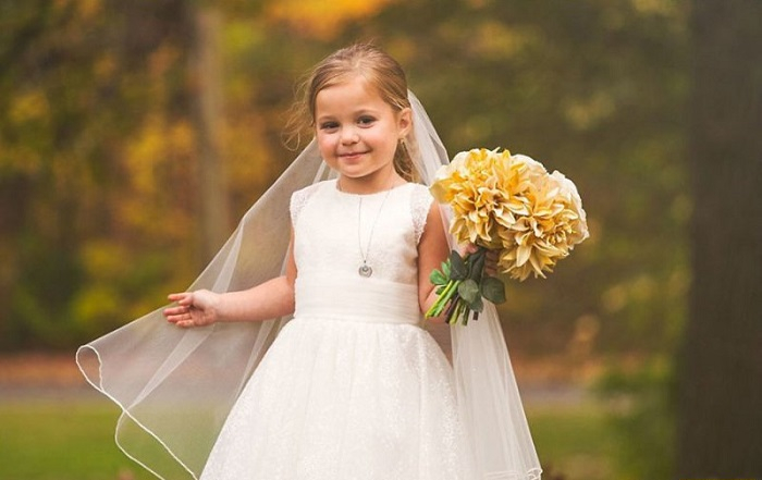 5-годишната Софи се омъжи за най-добрия си приятел. Зад красивите им сватбени СНИМКИ обаче се крие трагедия