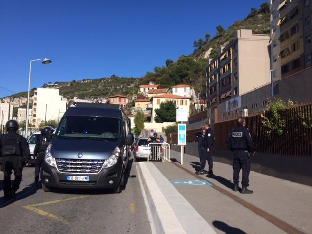 Първи СНИМКИ от извънредната ситуация в Ница! Никой не е стрелял на месо по пешеходци, а…