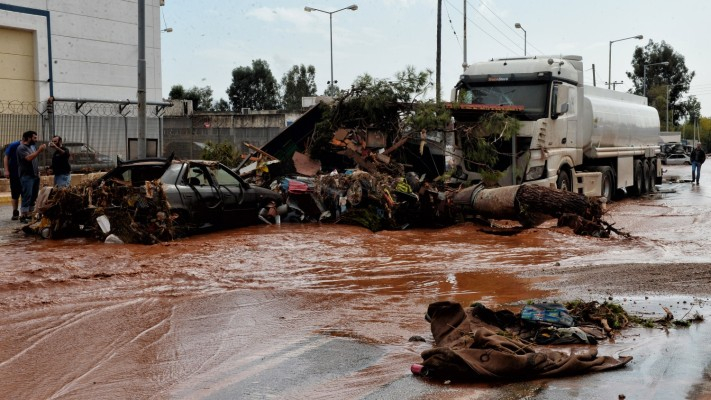 Страховит потоп заля западните покрайнини на Атина, броят на загиналите не спира да расте (СНИМКИ)