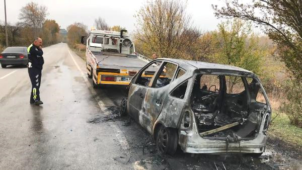 Старозагорска кола изгоря край "Капъкуле", шофьорът потъна вдън земя