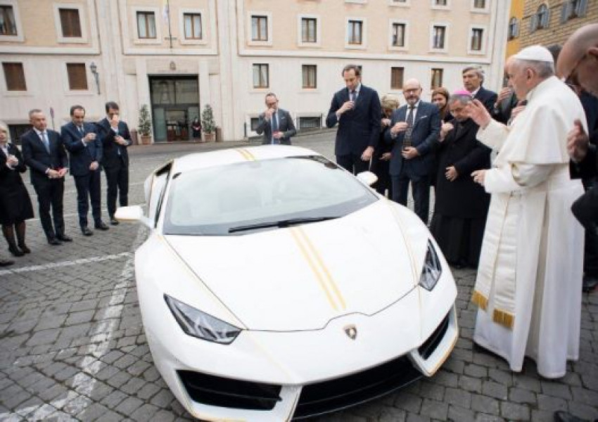 "Ламборгини" подари кола уникат на папата (СНИМКА)
