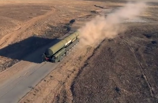 Зрелищно ВИДЕО: Дрифт на 44-тонен влекач на огромна ракета "Топол-М" 