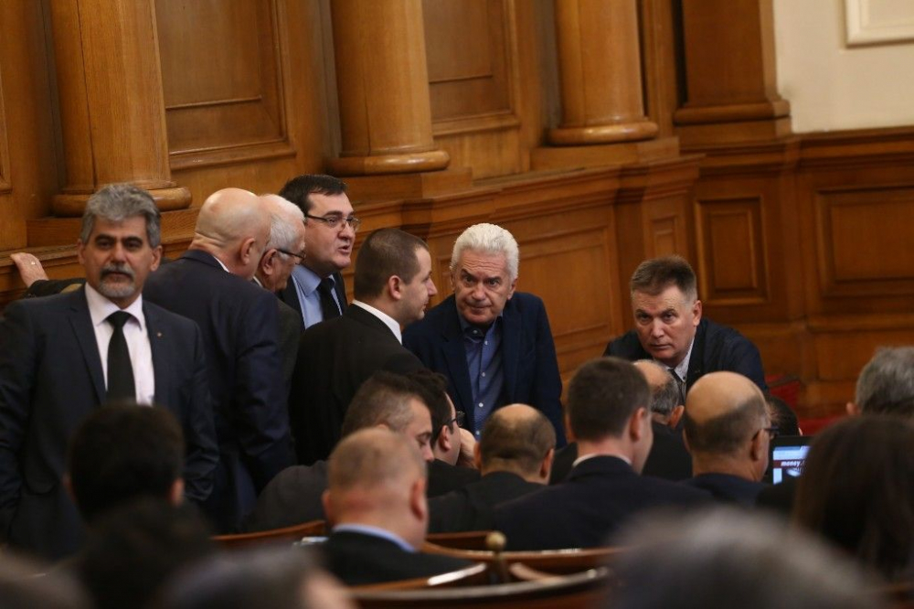 Първо в БЛИЦ! С мощни аплодисменти депутатите приеха оставката на Главчев! (СНИМКИ)
