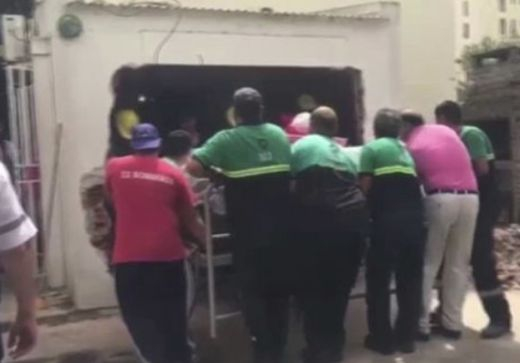 Спасители разбиха стена, за да извадят 490-килограмова жена от дома й (СНИМКИ/ВИДЕО)