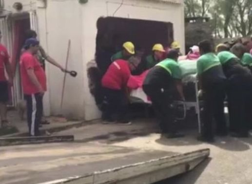 Спасители разбиха стена, за да извадят 490-килограмова жена от дома й (СНИМКИ/ВИДЕО)