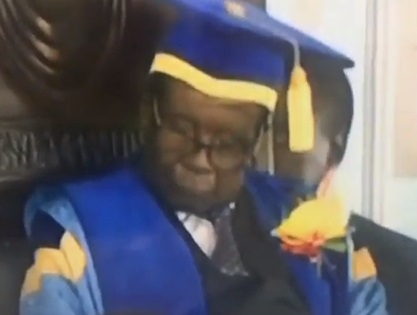 Релакс! Президентът на Зимбабве заспа по време на важна церемония (ВИДЕО)