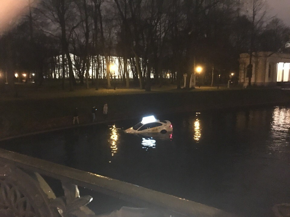 Такси изхвърча и цопна в река в Санкт Петербург (ВИДЕО/СНИМКИ)