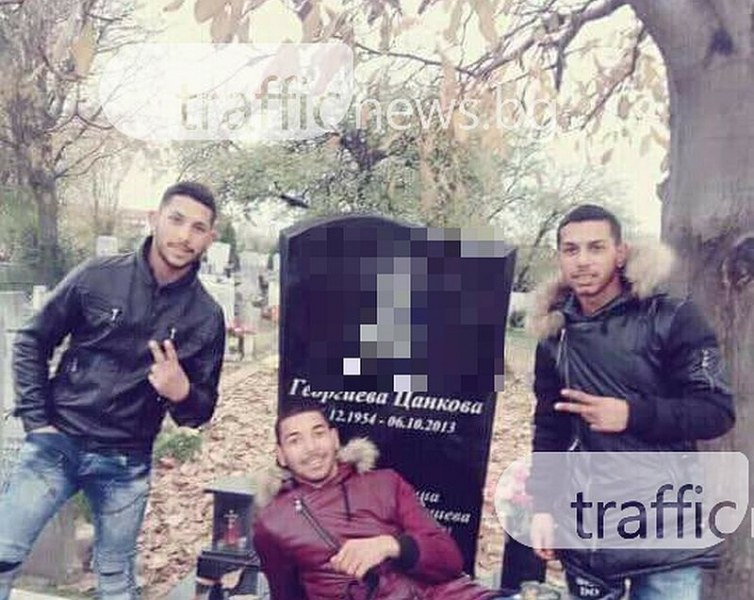 СКАНДАЛ: Роми се гаврят с надгробни паметници, снимат се и се хвалят във Фейсбук