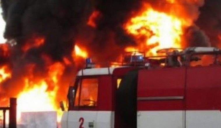 СИГНАЛ ДО БЛИЦ: Голям пожар вилнее в жп депо в София, горят вагони, пожарникарите не могат да стигнат до тях